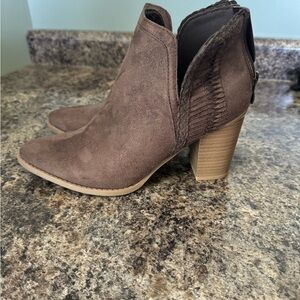 Women’s size 8 Maurice’s boots